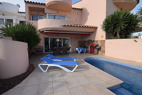 Empuriabrava, house for rent with pool and mooring of 9 m