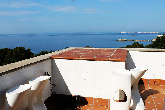 Attitude Services : Empuriabrava, à Roses Almadraba, maison de haut standing, en location, avec vue sur mer et jacuzzi
