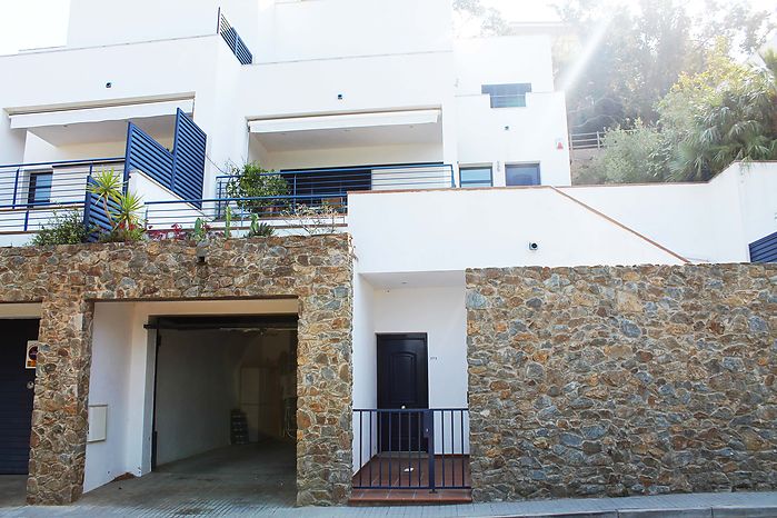 High standing house, for rent, with sea views and jacuzzi near the beach in Roses Almadraba