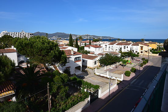 Empuriabrava, en alquilr apartamento 6 personas con 2 terrazas, vistas a la bahía y cerca centro y playa