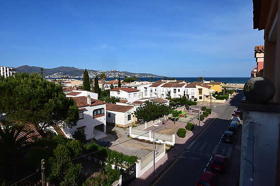 Empuriabrava, apartment for rent  with terrace and solarium, view on the bay, near beach and center