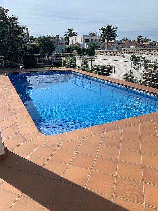 Empuriabrava, en vente, maison de 3 chambres, piscine et amarre de 15 m