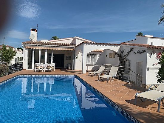 Empuriabrava, casa en venta al canal , 3 dormitorios, piscina, amarre de 15 m