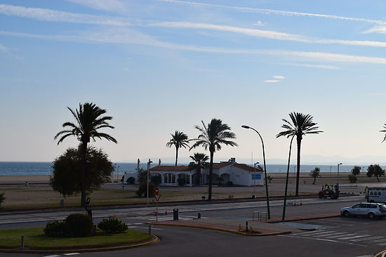 Empuriabrava, for rent, apartment with 2 bedrooms in first line of the beach
