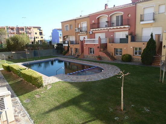 Attitude Services : Empuriabrava, en location, jolie villa mitoyenne avec piscine communautaire et jardin  proche plage 