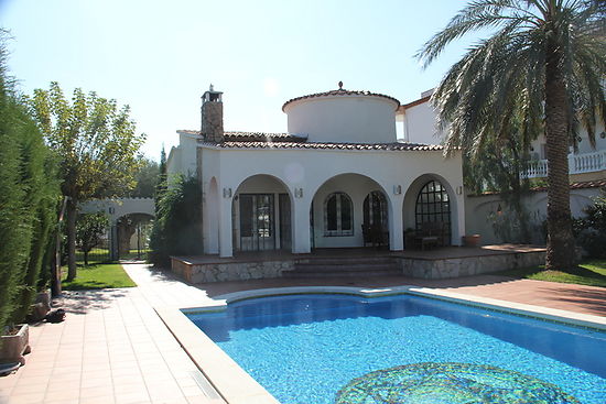 Attitude Services : house for rent in Empuriabrava with pool and mooring of 10 m