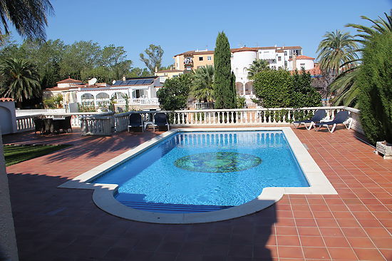 House for rent in Empuriabrava with pool and mooring of 15 m