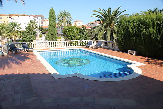 House for rent in Empuriabrava with pool and mooring of 15 m