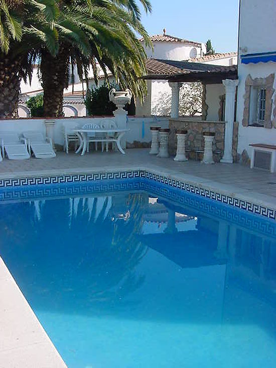 House for rent in Empuriabrava with private pool and mooring