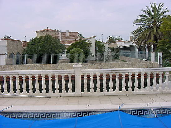 House for rent in Empuriabrava with private pool and mooring