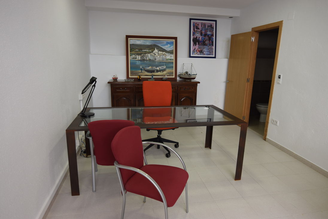 Empuriabrava, for sale, comercial premise in the center