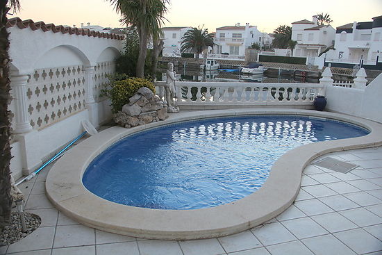 Attitude Services : house for rent in Empuriabrava with private pool and optional mooring