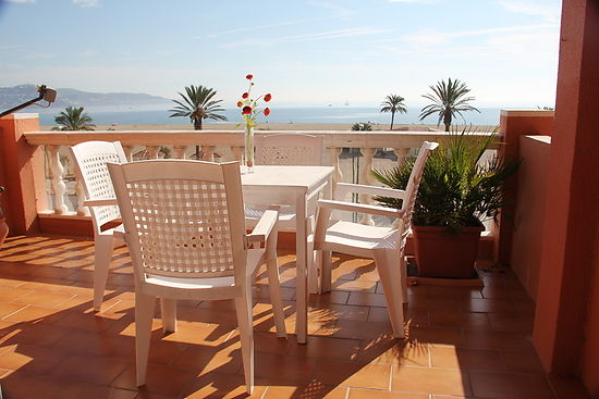 Empuriabrava for rent apartment for 4 persons in first line of the beach