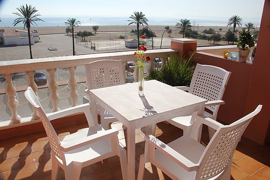 Attitude Services : Empuriabrava for rent apartment for 4 persons in first line of the beach