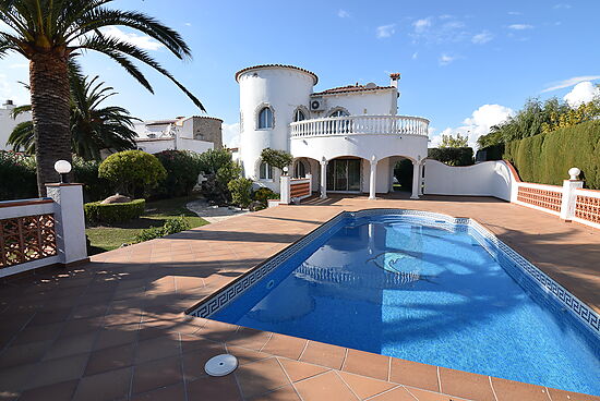 Empuriabrava, en vente maison 4 chambres, amarre, garage, jardin, piscine et proche plage et centre