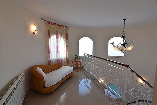 Empuriabrava, for sale house with 4 bedrooms,mooring, garage, garden, pool and near of the beach and