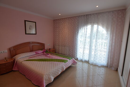 Empuriabrava, en vente maison 4 chambres, amarre, garage, jardin, piscine et proche plage et centre