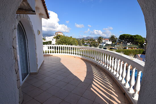 Empuriabrava, en vente maison 4 chambres, amarre, garage, jardin, piscine et proche plage et centre