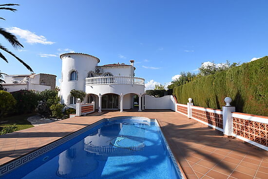 Empuriabrava, en vente maison 4 chambres, amarre, garage, jardin, piscine et proche plage et centre