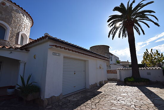 Empuriabrava, en vente maison 4 chambres, amarre, garage, jardin, piscine et proche plage et centre