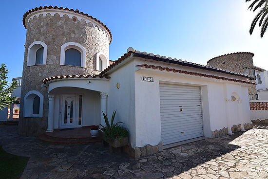 Empuriabrava, for sale house with 4 bedrooms,mooring, garage, garden, pool and near of the beach and