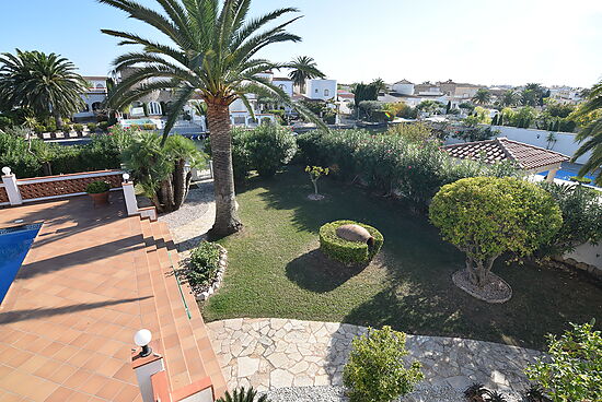 Empuriabrava, for sale house with 4 bedrooms,mooring, garage, garden, pool and near of the beach and