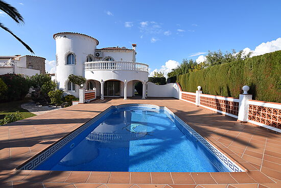 Empuriabrava, for sale house with 4 bedrooms,mooring, garage, garden, pool and near of the beach and