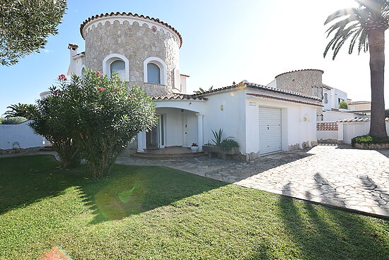 Empuriabrava, for sale house with 4 bedrooms,mooring, garage, garden, pool and near of the beach and