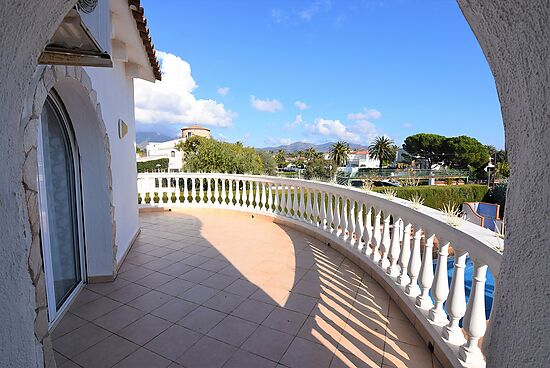 Empuriabrava, for sale house with 4 bedrooms,mooring, garage, garden, pool and near of the beach and