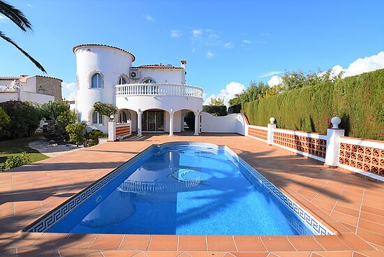 Empuriabrava, en vente maison 4 chambres, amarre, garage, jardin, piscine et proche plage et centre