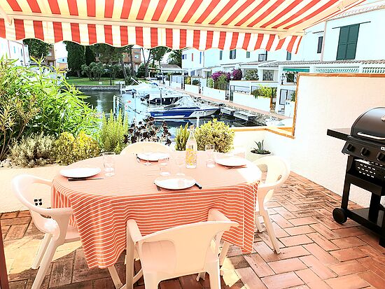 Empuriabrava, house for sale, direct on canal, private mooring of 8 x 3 mts and parking place