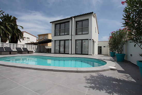 Attitude Services : house for rent in Empuriabrava with pool and mooring of 13 m