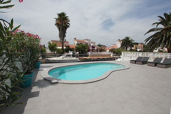 Villa en location à Empuriabrava avec piscine et amarre de 13 m