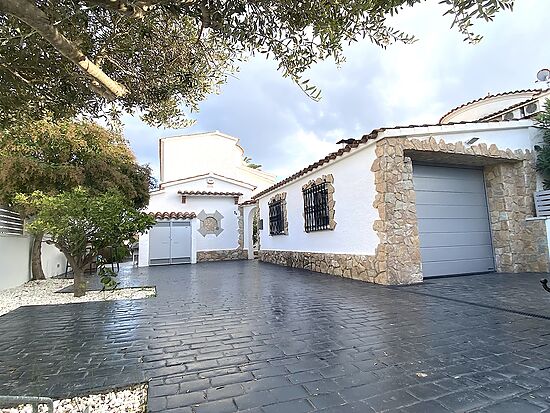 Empuriabrava, house on canal, for rent for 10 persons with private pool, private mooring,  air condi