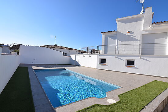 Bonita casa moderna de 2 habitaciones con piscina privada y proximidad playa en alquiler en Empuriab