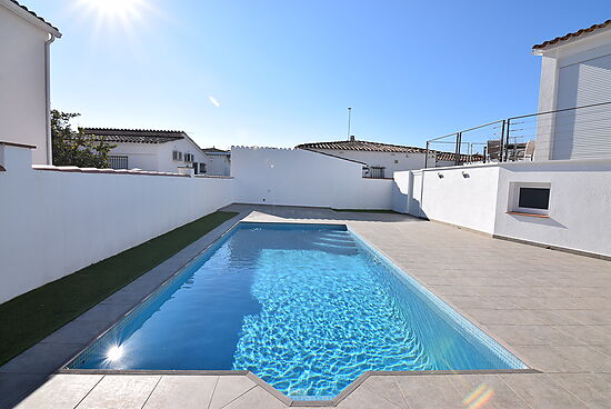Bonita casa moderna de 2 habitaciones con piscina privada y proximidad playa en alquiler en Empuriab