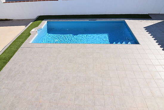 Bonita casa moderna de 2 habitaciones con piscina privada y proximidad playa en alquiler en Empuriab