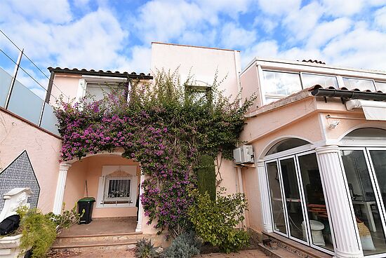 Empuriabrava, à vendre maison avec 4 chambres et piscine intérieure