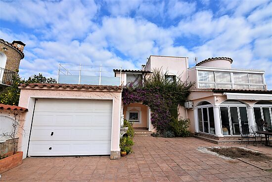 Empuriabrava, à vendre maison avec 4 chambres et piscine intérieure