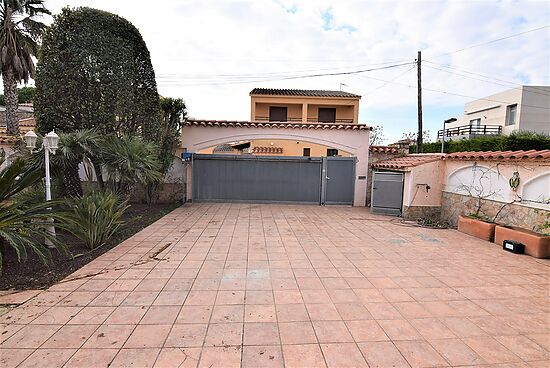 Empuriabrava, à vendre maison avec 4 chambres et piscine intérieure