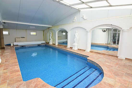 Empuriabrava, for sale house with 4 bedrooms and indoor pool