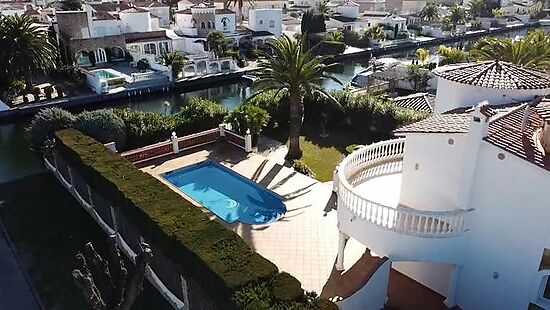 Empuriabrava, en vente maison 4 chambres, amarre, garage, jardin, piscine et proche plage et centre