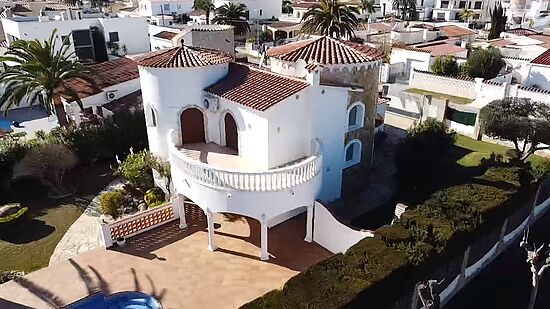 Empuriabrava, for sale house with 4 bedrooms,mooring, garage, garden, pool and near of the beach and