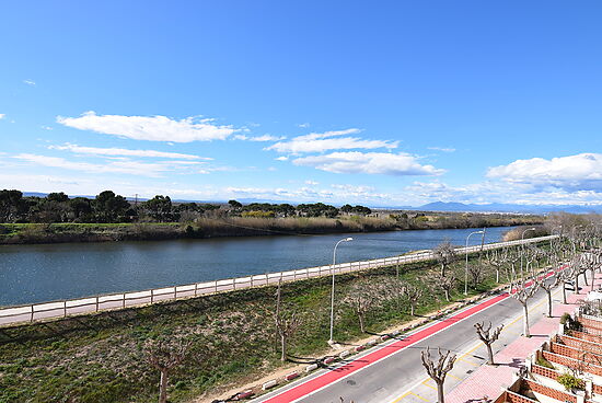 Empuriabrava, for sale, spacious bright studio with separate sleeping area, sea and muga river views