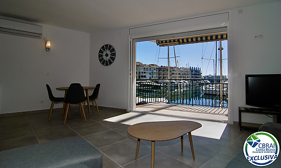 Spacious apartment (109m2), 3 bedrooms, 2 terraces, canal views, near the center and the beach, Empu