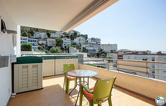 Bel appartement de deux chambres avec une grande terrasse, vue sur la mer et à 500 mètres de la plag