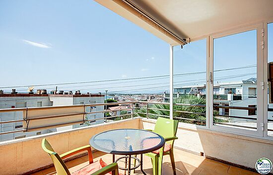 Bel appartement de deux chambres avec une grande terrasse, vue sur la mer et à 500 mètres de la plag