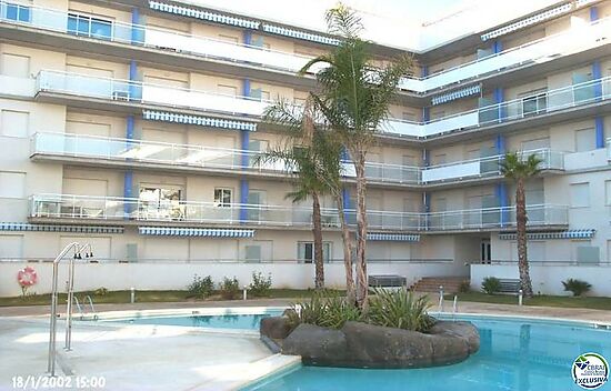 Apartment in roses santa margarita with community pool and jacuzzi