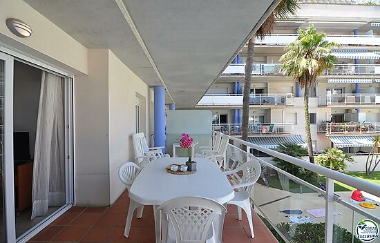 Apartment in Roses Santa Margarita with community pool,jacuzzi and parking.