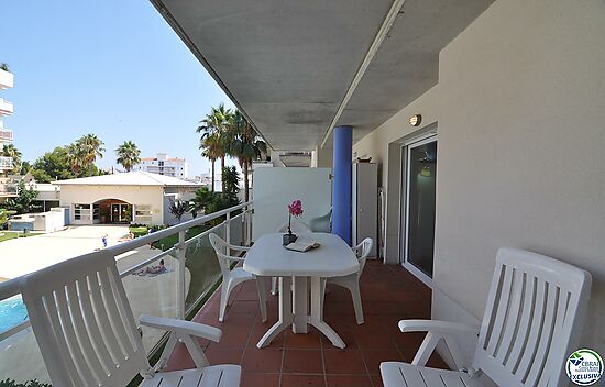 Apartment in Roses Santa Margarita with community pool,jacuzzi and parking.